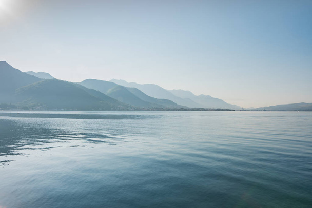Bijela, Baía de Kotor, Montenegro. Mar e montanhas em perspectiva
 - Foto, Imagem