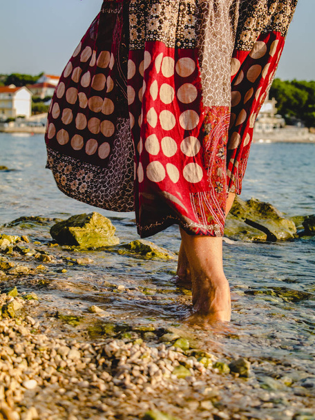 Letní dovolená na moři. Bosá žena kráčí po kamenech  - Fotografie, Obrázek