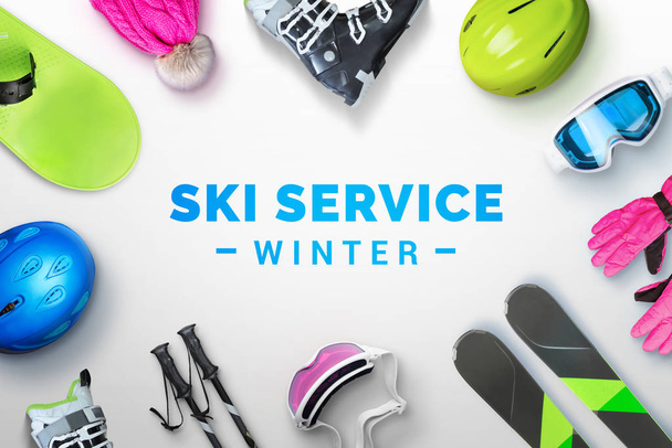 Skidienst wintertekst omgeven door ski-en snowboarduitrusting. Bovenaanzicht, vlak lay - Foto, afbeelding
