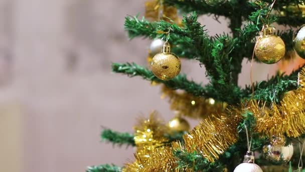 女性の手は大晦日のクリスマスツリーにクリスマスボールの装飾を放送. - 映像、動画