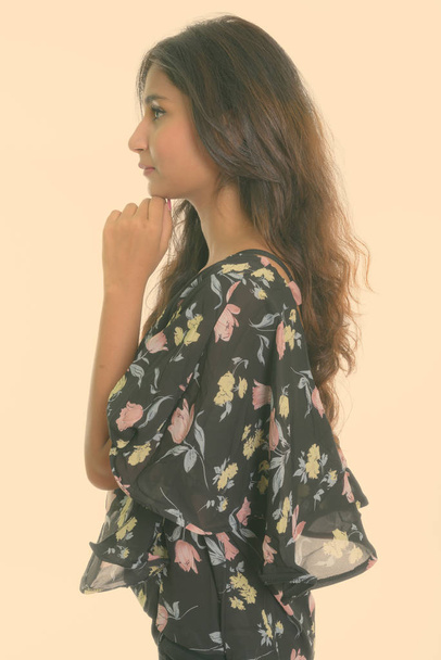 Προφίλ προβολής νεαρή όμορφη γυναίκα Περσικά σκέψης απομονωμένες ενάντια σε λευκό φόντο - Φωτογραφία, εικόνα