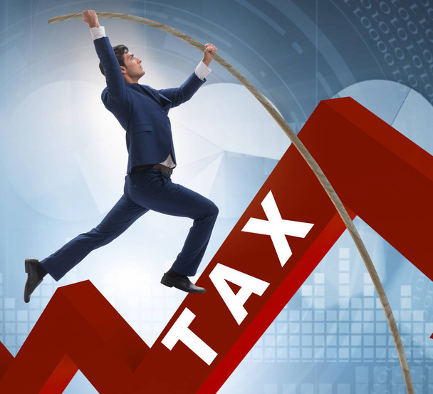 Empresário pulando sobre o imposto no conceito de evasão fiscal - Foto, Imagem
