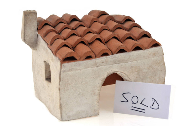 Koncepcja transakcji nieruchomościami z domem sprzedawanym z bliska na białym tle - Zdjęcie, obraz