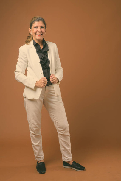 Портрет зрілої красивої бізнес-леді в брючний костюм
 - Фото, зображення