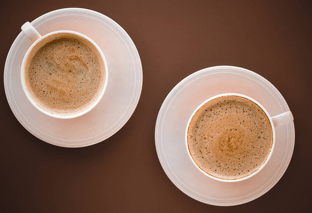 Copa de café caliente como bebida de desayuno, tazas planas en la espalda marrón
 - Foto, Imagen