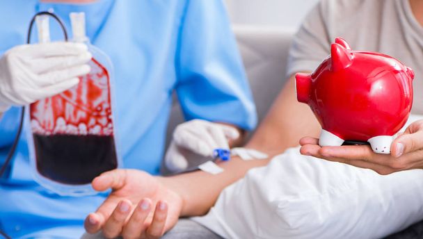 Patient bekommt Bluttransfusion in Klinik - Foto, Bild