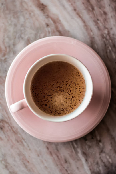Ochtend koffie kopje met melk op marmeren steen plat lay, warme drank - Foto, afbeelding