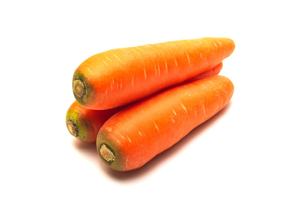 Carottes fraîches isolées sur fond blanc. Gros plan sur les carottes
. - Photo, image
