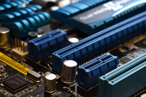 Placa-mãe com slot PCI-express azul, close-up e focagem seletiva
 - Foto, Imagem