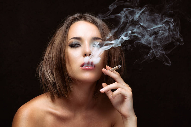 Young woman smoking a cigarette - Foto, Imagem