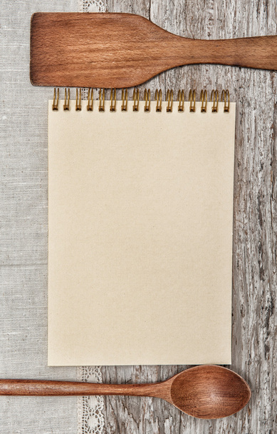 Cuaderno de papel, utensilios de madera y tela de lino en la madera vieja
 - Foto, Imagen