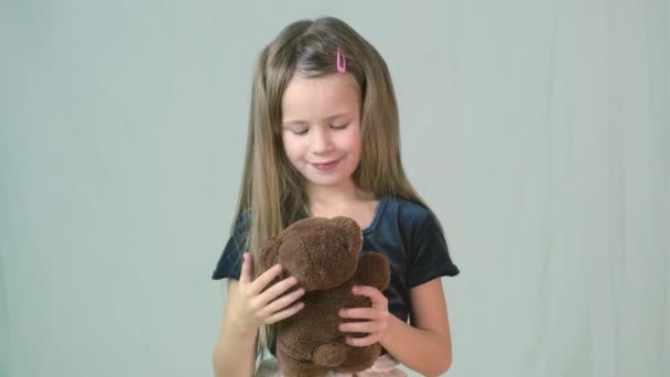 mooi kind meisje spelen met haar teddy beer speelgoed. - Video