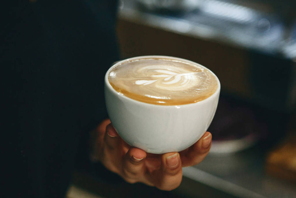 Barista con taza de café
 - Foto, imagen