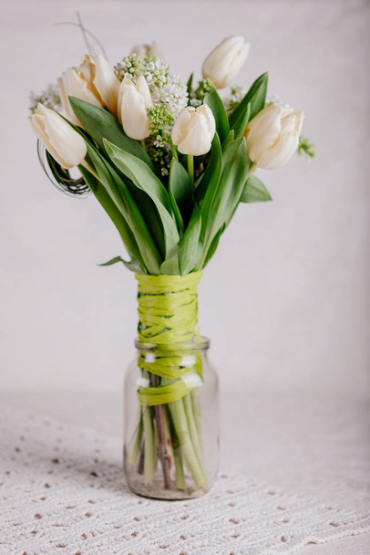 Bouquet of white tulips with lilac in vase - Foto, Imagem