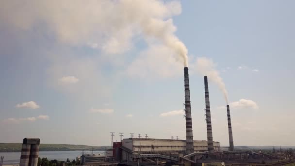 Вид с воздуха на трубы высокого дымохода с серым дымом от угольной электростанции. Производство электроэнергии на ископаемом топливе. - Кадры, видео