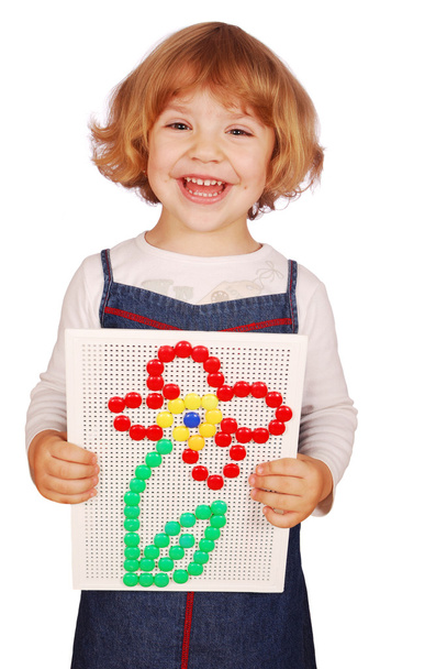 Feliz niña hacer flor con juguete de mosaico
 - Foto, Imagen
