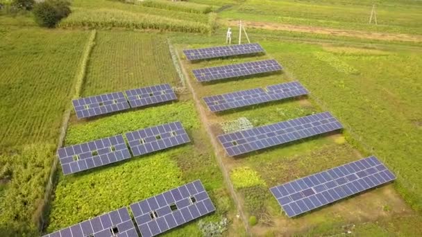 Luftaufnahme einer Reihe blauer Sonnenkollektoren, die auf dem Boden in einem Wohngebiet installiert sind. - Filmmaterial, Video