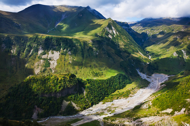 Vallée du fleuve Aragvi dans les montagnes du Caucase
 - Photo, image