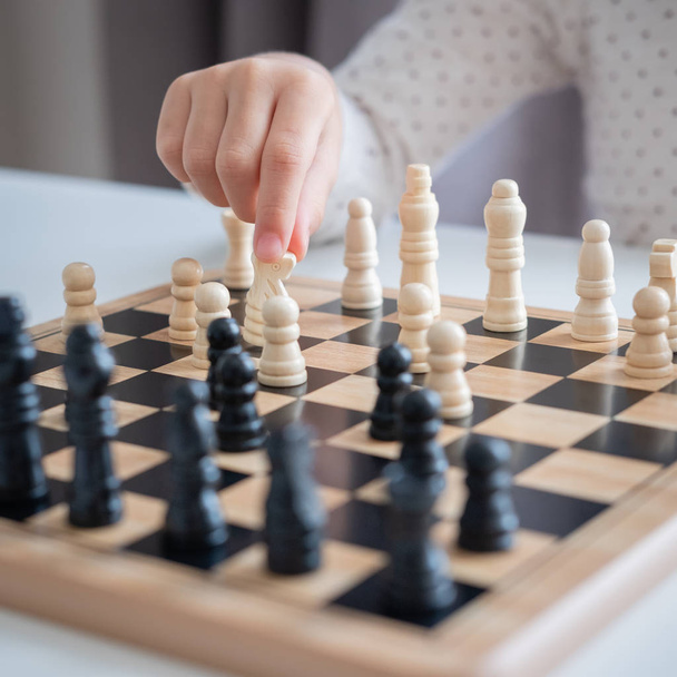 una chica aprender a jugar al ajedrez juego
 - Foto, Imagen