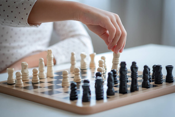 una chica asiática aprender a jugar al ajedrez juego
 - Foto, imagen