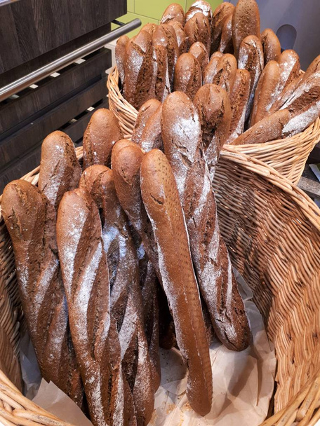  close-up van vers gebakken stokbrood in rieten manden - Foto, afbeelding