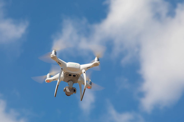 Drone Quadcopter desde abajo contra un cielo azul
 - Foto, Imagen