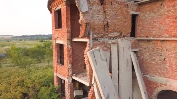 Widok z lotu ptaka na stary zniszczony budynek po trzęsieniu ziemi. Zawalony dom z cegły - Materiał filmowy, wideo
