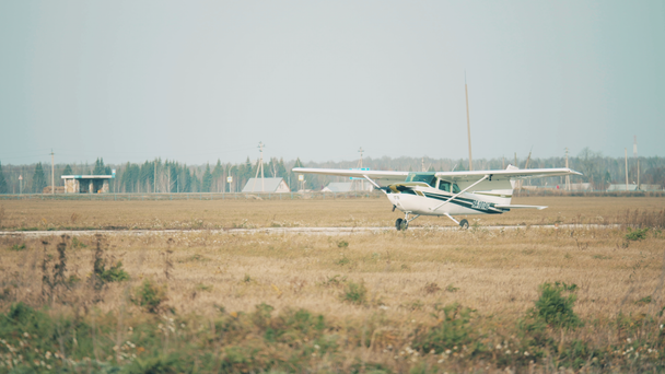 Avión pequeño aterriza en la pista en los campos
 - Imágenes, Vídeo