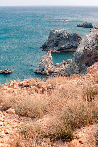 Vista sul paesaggio balneare Isola di Milos sulla spiaggia di Paliochori al sole estivo
 - Foto, immagini