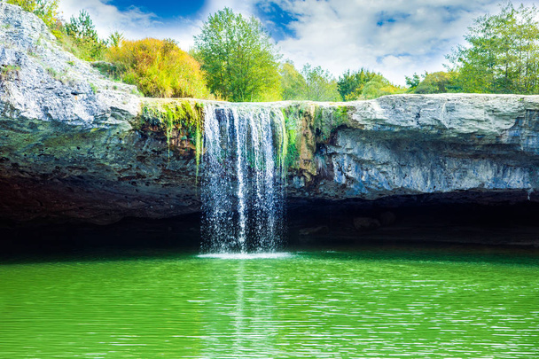 Hermosa cascada Zarecki Krov en el río Pazincica, cascadas de piedra cerca de Pazin en Istria, Croacia
 - Foto, imagen