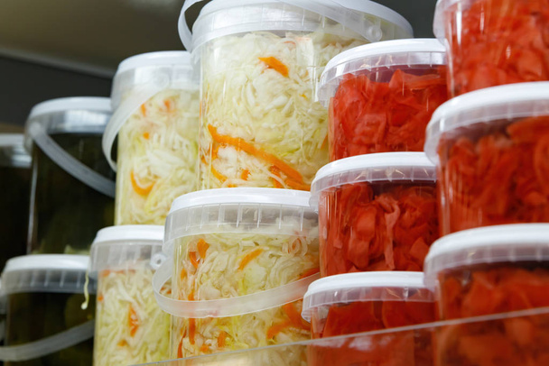 Сохраненные продукты питания, маринованные ферментированные и маринованные овощи в банках
 - Фото, изображение