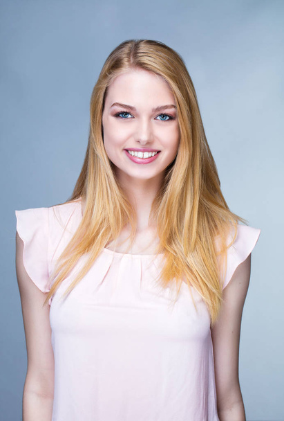 Portrait of a smiling young woman - Photo, Image