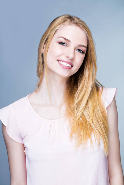 Portrait of a smiling young woman - Foto, afbeelding