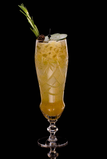 Cocktail with grated ginger and cucumber syrup - Foto, Imagen