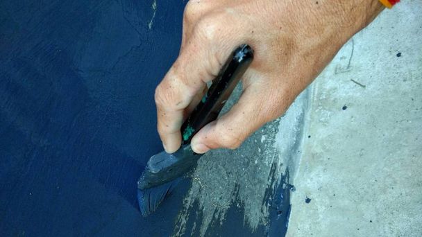 Робоча рука з пензлем, картина живопису стіна з синім кольором
  - Фото, зображення