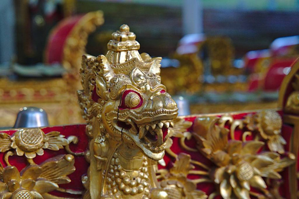 Figura smoka w balijskiej świątyni w kolorze czerwonym i złotym - Zdjęcie, obraz