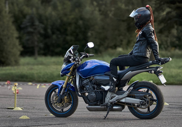Tréninkový den v Gymkhaně. Dívka tréninky jízda na motorce - Fotografie, Obrázek