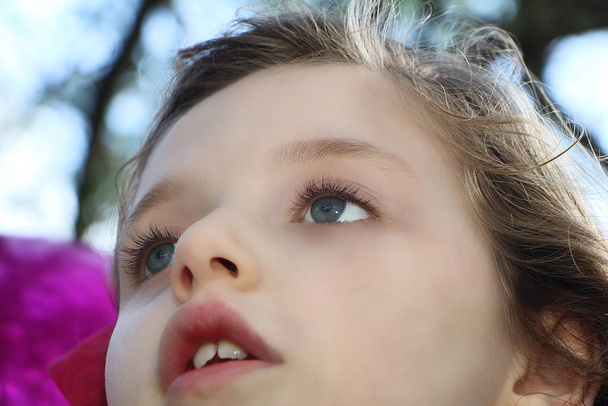 hermosa niña rubia jugando en el parque
 - Foto, imagen