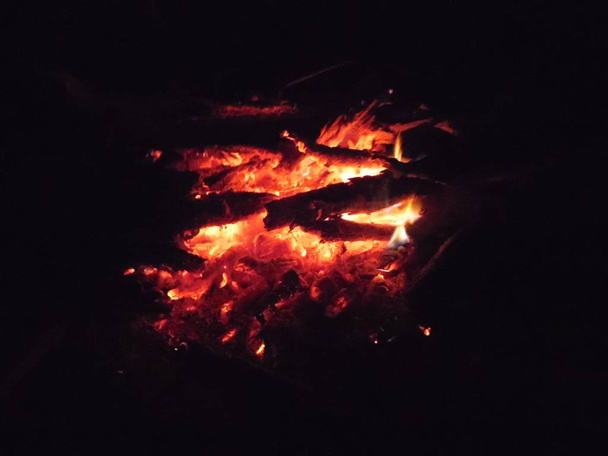 carbones ardientes de fuego para brochetas de chuleta de cerdo en brochetas de carbón al aire libre
 - Foto, imagen