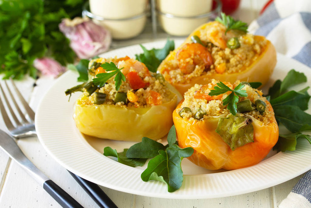 vegetarisches Gericht aus nächster Nähe. Paprika gefüllt mit Quinoa, Garnelen - Foto, Bild