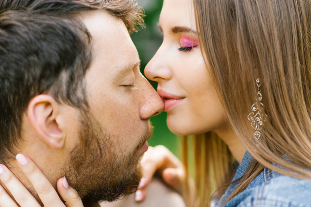 Истинная любовь и нежность. Поцелуй в нос. Очаровательная влюбленная пара проводит время на открытом воздухе
 - Фото, изображение
