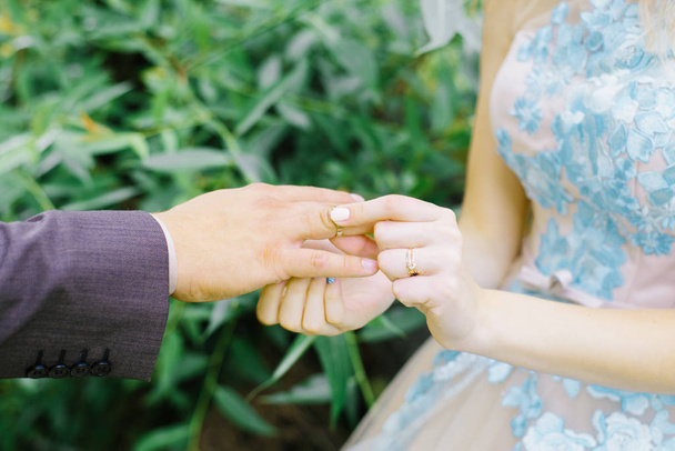 la novia llevaba un anillo para el novio. recién casados con anillos en los dedos en su boda day.wedding ceremonia de primer plano
. - Foto, Imagen