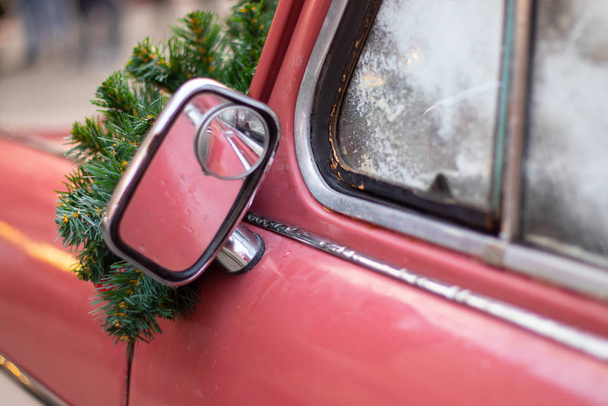 νιφάδες χιονιού στο γυαλί ενός παλιού αυτοκινήτου, διακοπές του νέου έτους - Φωτογραφία, εικόνα