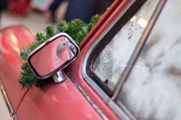 νιφάδες χιονιού στο γυαλί ενός παλιού αυτοκινήτου, διακοπές του νέου έτους - Φωτογραφία, εικόνα