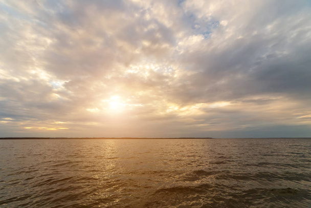 Kaunis auringonlasku meren rannalla - Valokuva, kuva