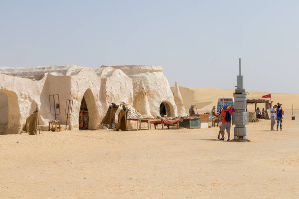 НАФТА, Тунис - 23 июля 2018 года: Люди и фальшивые костюмы Дарта Вейдера из звездных войн, Тунис, Африка
 - Фото, изображение