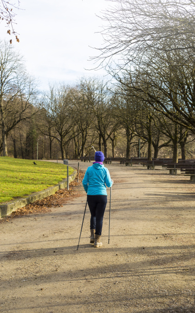 Starší žena cvičí nordic walking. - Fotografie, Obrázek