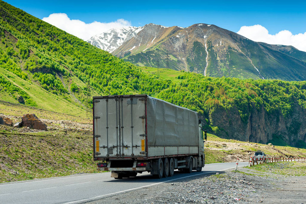 Φορτηγό στα βουνά της Γεωργιανής Στρατιωτικής Οδού - Φωτογραφία, εικόνα