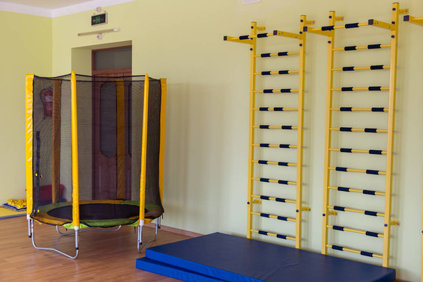 スポーツジムロ内のフィットネストレーニングのためのはしごバー付きの壁 - 写真・画像