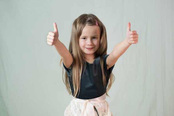 Nahaufnahme Porträt eines glücklich lächelnden kleinen Mädchens mit langen Haaren - Foto, Bild
